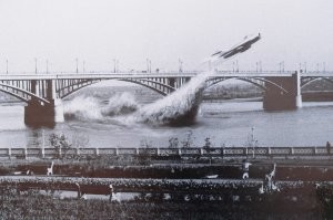 Ну положим под мостом любил пролететь не только Чкалов. 
У каждого города есть легенда, и Новосибирск этим тоже может похвастаться. 14 июня 1965 года летчик Валентин Привалов на боевом реактивном истребителе МиГ-17 пролетел под Октябрьским мостом через реку Обь.
