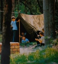 Было время, когда ездили на маевки с палатками, в походы ходили.
Обязательно у реки ставили, чтобы и искупаться можно было и рыбу половить. И костер разводили без проблем и запретов, никаких пожаров не возникало и близко, настоящая уха она и должна быть приготовлена на костре с дымком.