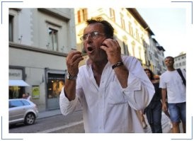 Вот первая же фотка, выданная по запросу "итальянец в общении фото".
Обратите внимание, как руки сложены :)
И это у них в крови.