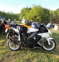 Не в объеме дело. У меня последний мотоцикл был Kawasaki ZX-10 R. При объёме литр японцы снимали 200 л/с. Без всякого наддува. И обороты до 17000 и ускорение 3,2/100 и скорости до 300. 
Я понимаю о чём Вы скажете. О том, что мотоцикл весит 200 кг, а эта повозка +/- 2т. Но и нагрузки совершенно разные.
У меня самого был Chrysler V6 3,5 221 л/с атмосферный конечно. Запас мощности просто бесконечный. На скорости 140 стрелка тахометра даже не достигала 2,500 оборотов. Но там чугунные блоки. И пространства под капотом столько, что можно мангал поставить и шашлыки жарить. А эти моторчики компактные, очень теплонагруженные и под капотом сплошная плита. 
Как говорят открытые источники, китайцы сейчас делают блоки из алюминия, с чугунными гильзами. Однако алюминий в блоках используется очень давно. И никого из тех, кто покупал пачками немцев и корейцев это не смущало. Кстати. Сколько KIA и Hyundai бегают в такси с пробегами под полмиллиона?