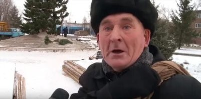 В Румынии упала самая высокая новогодняя елка