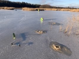 Завидую :) я бы тоже хотел посидеть на льду но в этом году его похоже не будет , странная температура для Латвии , звонил тестю он говорит какая нафиг зим рыбалка  Фото с прошлого года день в день . В этом году даже сам прогноз на 2 недели смотрю и минусов почти нет а что бы лед встал хотя бы -10 нужно и на протяжении дней 12 ти .