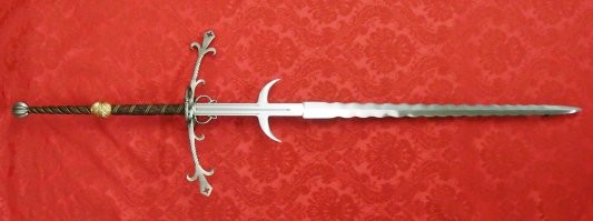 Фламберг как фламберг. Ничего особо экзотического, чтобы ехать на него в Индию любоваться. Не знаю, мб бриты постарались, но в европейских коллекциях холодняка - не редкость. Раны конечно наносил страшные, если верить легендам - наёмников с фламбергами ненавидели, практически никогда не брали в плен и старались помучать максимально перед ликвидацией, дабы другим неповадно было эту пилу с собой таскать.