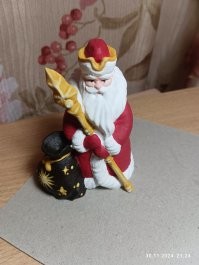 Искал в интернете фигурку Деда Мороза в 3D распечатать - Санта Клаусов пропасть, 1 к 100. Нашел, получилось неплохо. И напарницу ему нашёл.