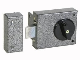 Был когда то у нас вот такой замок на двери и кошка , и так же начали просыпаться с открытыми настеж дверями . потом подглядели что кошка запрыгивала на ручку двери лапами поворачивала замок и дверь под ее тяжестью открывалась . Благо жили мы в СССР а тогда никто из воров не делал героев и их было мало . Пришлось сделать дверцу для кошки в двери