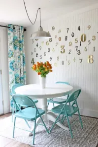 Уголок в доме престарелых. Даже циферки как напоминание.