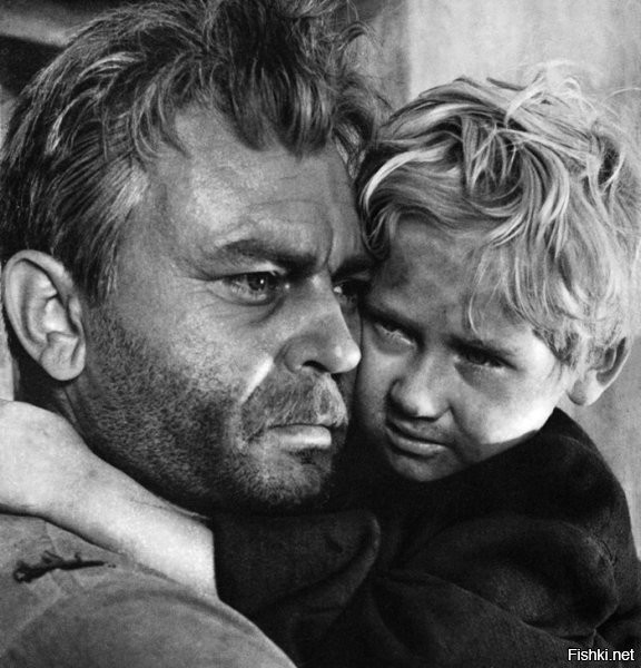 Великий Бондарчук.


Государственные награды СССР:

Почётные звания и премии:

    Герой Социалистического Труда (24.09.1980)
    Заслуженный артист РСФСР (27.08.1951)[16]
    Сталинская премия первой степени (1952)   за исполнение главной роли в фильме «Тарас Шевченко» (1951) и роли Сергея Тутаринова в фильме «Кавалер Золотой Звезды» (1950)
    Народный артист СССР (17.05.1952)
    Ленинская премия (1960)   за фильм «Судьба человека» (1959)
    Государственная премия РСФСР имени братьев Васильевых (1977)   за фильм «Они сражались за Родину» (1975)
    Государственная премия Украинской ССР имени Т. Г. Шевченко (1982)   за исполнение роли кардинала Монтанелли в фильме «Овод» (1980)
    Государственная премия СССР (1984)   за фильм «Красные колокола» (1982)

Ордена и медали:

    Два ордена Ленина (04.11.1967; 24.09.1980)
    Орден Трудового Красного Знамени (26.09.1970)
    Орден Октябрьской Революции (12.04.1974)
    Орден Отечественной войны II степени (11.03.1985)
    Орден Дружбы народов (22.08.1986)
    Медаль «За оборону Кавказа» (1944)
    Медаль «За победу над Германией в Великой Отечественной войне 1941 1945 гг.» (1946)
    Медаль «За доблестный труд. В ознаменование 100-летия со дня рождения Владимира Ильича Ленина»
    Медаль «Двадцать лет Победы в Великой Отечественной войне 1941 1945 гг.»
    Медаль «Тридцать лет Победы в Великой Отечественной войне 1941 1945 гг.»
    Медаль «Сорок лет Победы в Великой Отечественной войне 1941 1945 гг.»
    Медаль «Ветеран труда»
    Медаль «50 лет Вооружённых Сил СССР»
    Медаль «60 лет Вооружённых Сил СССР»
    Медаль «70 лет Вооружённых Сил СССР»

Другие награды, премии, поощрения и общественное признание:

    Заслуженный деятель культуры ЧССР
    Орден Почётного легиона (1967, Франция)[17]

Призы фестивалей:

    МКФ в Карловых Варах (1952, премия актёру, фильм «Тарас Шевченко»)
    Премия «Давид ди Донателло» за лучший фильм (1971, Академия кинематографии Италии)   за фильм «Ватерлоо»
    МКФ в Карловых Варах (1976, приз, фильм «Они сражались за Родину»)
    XII ВКФ в Ашхабаде (1979, приз за лучшую мужскую роль, фильм «Отец Сергий»)

Призы за фильм «Судьба человека»:

    МКФ в Локарно (1959, главный приз)
    МКФ в Москве (1959, большой приз)
    МКФ трудящихся в ЧССР (1959, Особый главный приз)
    МКФ в Карловых Варах (1970, специальный приз)
    МКФ в Джорджтауне (1976, почётный диплом)

Призы за фильм «Война и мир»:

    1965   Большой приз фильму на IV Московском МКФ в 1965 году
    1966   VII конгресс МАНК в Праге (ЧССР): почётный приз за сложные движения камеры
    1966   V Международный технический конкурс фильмов в рамках VII Конгресса УНИАТЕК в Праге: почётный диплом
    1969   Премия «Оскар» за лучший фильм на иностранном языке (Академия кинематографических искусств и наук, США)
    МКФ в Акапулько (1965, Гран-при «Золотая головка Паленке»)
    МКФ в Венеции (1965, почётный диплом)
    Конкурс Японской ассоциации любителей кино «Роэй» (1966, «Жемчужный приз» за лучший фильм года)

Призы за фильм «Красные колокола»:

    МКФ в Карловых Варах (1982, Приз «Хрустальный глобус», фильм «Красные колокола. Ф. 1-й: Мексика в огне»)
    МКФ в Ташкенте (1982, Приз Союза журналистов СССР, фильм «Красные колокола. Ф. 1-й: Мексика в огне»)
    МКФ в Ташкенте (1982, Приз Союза журналистов СССР, фильм «Красные колокола. Ф. 2-й: Я видел рождение нового мира»)
    XVI ВКФ в Ленинграде (1983, Приз оргкомитета, фильм «Красные колокола. Ф. 1-й: Мексика в огне»)
    XVI ВКФ в Ленинграде (1983, Приз оргкомитета, фильм «Красные колокола. Ф. 2-й: Я видел рождение нового мира»)