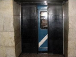 В Питере платформа с дверями...