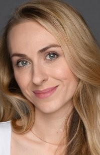 Мне, например, нравится Катюха Утмелидзе! Несмотря на то, что над ней постоянно в "Однажды в России" издеваются из-за её длинного  носа!)