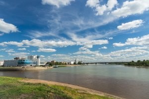 В Омске тоже такое чудо видел )) Омка в Иртыш впадает и это четко видно, где чьи воды.