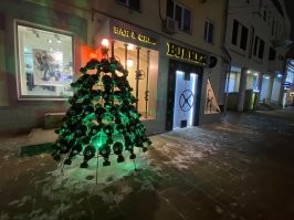 Три необычных ёлок из  британии, даже из Китая есть, хотя "В Китае не так активно празднуют Рождество" (Удивительно, и почему? Да?)

И ни одной из России.
Нате, и из банок, из из лыж, и из противогазов. Из мячей, на худой конец.
