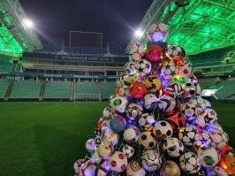 Три необычных ёлок из  британии, даже из Китая есть, хотя "В Китае не так активно празднуют Рождество" (Удивительно, и почему? Да?)

И ни одной из России.
Нате, и из банок, из из лыж, и из противогазов. Из мячей, на худой конец.