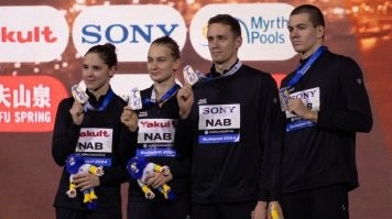 О как !
Но что то не видно ни одной символики на форме , что они РОССИЙСКИЕ !
Флаг наш реял над пьедесталом ? Гимн гремел ?
Ааа... Они же - "нейтралы"...
Ну-да,ну-да...

Вопрос , ответ...
Цитата -
...Да, на церемонии награждения РОССИЙСКИХ пловцов на чемпионате мира по плаванию на короткой воде в Будапеште звучал гимн МЕЖДУНАРОДНОЙ ФЕДЕРАЦИИ.

Российские спортсмены участвовали в соревнованиях в НЕЙТРАЛЬНОМ статусе, им было ЗАПРЕЩЕНО демонстрировать государственную символику.

За то РЕКЛАМА на всю грудь !

А теперь кидайте "тапки-помидоры"...