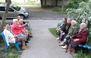 Бабушка - альтруист. Для подруг старается, а то посидеть негде....