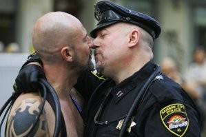 не удалось , двум похотливым копам, затянуть шалунишку в свою грязную игру.