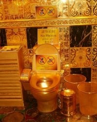 В отличии от фаянса, золото таким тостостенным отливать смысла не имеет. Есть стальные унитазы, их вес где-то килограмм 20. То есть унитаз по аналогичной технологии будет где-то кило в 50. 

"Реально изготовленный унитаз "Храм Ленину" (ответ буржуев на его фразу про "золотые унитазы" в каждом доме) из цельного золота 24 карата (999 проба), продан китайским ювелирным дилером Winger Lam в 2002 году за 4 "с хвостиком" миллиона долларов США. Что близко к вышеприведённой цифре с учётом курса рубля."