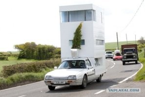 Только тупой идиот может подумать что это хорошее изобретение и что с таким скутерочком можно поехать на природу и переночевать в уютном домике. Ну во первых про "поехать". Я сама много лет езжу на скутере, причём в любую погоду. И что я вам скажу относительно этого дебилизма. А на этом можно проехать метров сто по садовой дорожке в густо обсаженной кустами, выше этого домика.   Поясню. Я вешу 60 кг и мой скутерок 98. При скорости около 65 км/час и ветре 12-15 м/сек, мне приходится группироваться и очень серьёзно держать скутер на полосе и то виляю. А представьте себе парусность вот этого даже при полном штиле... Получится как у Клаксона, но там хотя бы для шоу делали смешно. На во вторых про "переночевать". А это вообще не получится, поскольку, пи.з.данувшись, вам либо уже не понадобится этот домик, либо вы просто никуда не доехали.