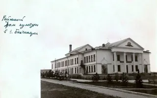 В Крыму есть городок Бахчисарай, а в нём - церковь Феодоровской иконы Божией Матери.
Сначала была церковь, потом кинотеатр, теперь опять церковь.
Ну и Дом Культуры почти такой же.