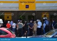 Они просто помнят времена, когда банки банкротились раз в неделю и люди оставались без денег. 
По сути, в банке может случится сбой, и ты без денег. Пропадёт интернет, ты без денег. Или как в Греции было, деньги в гос банке закончились и людям ограничили снятие наличных 50 евров день, очереди в банкомат сотни метров, денег нет, и это продлилось всего 3 дня, а паника уже была знатная.