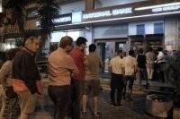 Они просто помнят времена, когда банки банкротились раз в неделю и люди оставались без денег. 
По сути, в банке может случится сбой, и ты без денег. Пропадёт интернет, ты без денег. Или как в Греции было, деньги в гос банке закончились и людям ограничили снятие наличных 50 евров день, очереди в банкомат сотни метров, денег нет, и это продлилось всего 3 дня, а паника уже была знатная.