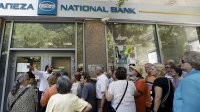 Они просто помнят времена, когда банки банкротились раз в неделю и люди оставались без денег. 
По сути, в банке может случится сбой, и ты без денег. Пропадёт интернет, ты без денег. Или как в Греции было, деньги в гос банке закончились и людям ограничили снятие наличных 50 евров день, очереди в банкомат сотни метров, денег нет, и это продлилось всего 3 дня, а паника уже была знатная.