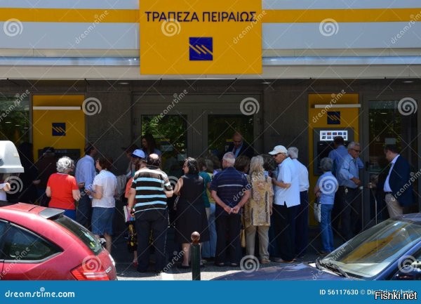 Они просто помнят времена, когда банки банкротились раз в неделю и люди оставались без денег. 
По сути, в банке может случится сбой, и ты без денег. Пропадёт интернет, ты без денег. Или как в Греции было, деньги в гос банке закончились и людям ограничили снятие наличных 50 евров день, очереди в банкомат сотни метров, денег нет, и это продлилось всего 3 дня, а паника уже была знатная.