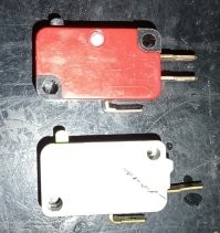 На запорах дверцы стоят три микрокнопки, которые отвечают за то, чтобы микроволновка отключалась при открытии дверцы.  Как правило, стоят одна трёхконтактная кнопка и две двухконтактных. В ЗИПе обычно продаются трёхконтактные.  То есть один общий, второй на замыкание, третий на размыкание контакт.  Но опять же, перепутать контакты очень сложно, так как там своеобразный разъём, который подключить не правильно не получится.
Исходя из этого:
1. Не правильно подключить-таки смогли.
2. На заводе перепутали провода в разъёме.
3. Другой какой-то разъём, который можно подключить не правильно.