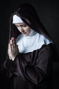 Чукчи живут в северном полушарии, а пингвины в южном (от Антарктиды до Мадагаскара, севернее их нет).
У чукчи больше шансов на Чукотке встретить католическую монашку, чем пингвина.  Они как раз чёрно-белые: