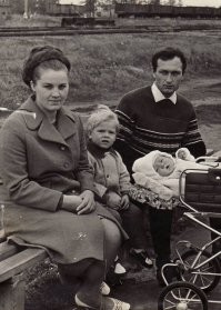 Мама, папа, брат и я в коляске...