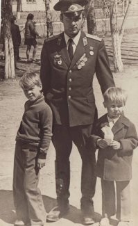 Мы с братом и папой...