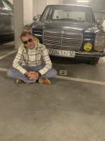 Слушай ну вот я не хотя обхожу машину :) у меня подземная парковка и ты хочешь не хочешь все увидишь :) да в машину я сажусь всегда проходя у капота :) Вот у меня сосед такое пригнал так тут не хотя сам ее обойдешь :) просил проехаться не дает :) короче жадина :)