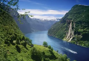 Что бы хотелось более целенаправленно, это Geirangerfjord, Норвегия. :)