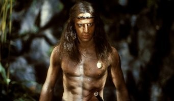 До Горца был Тарзан, и вот этот фильм его поднял хорошо, поскольку режиссером был Хью Хадсон, что только-что выпустил Огненные Колесницы и был номинантом на Оскара за них. А Тарзан получил кучу наград за звук, дизайн, операторов, визажистов, сценаристы.. Это был серьезный проект с бюджетом, и именно он вывел Ламберта на большой Голливуд.