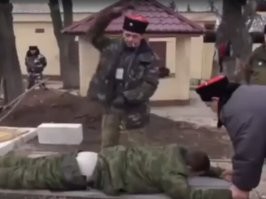 Первое фото 2021 год. Ряженый казак бьёт стонущего мужчину нагайкой. Видео из села Юровка под Анапой, напомнившее многим зрителям о средневековых нравах - Бастрыкин не возбудился на побои средней тяжести - традиции.

Второе фото - 2018 год.

В каком юридическом поле живут данные клоуны??