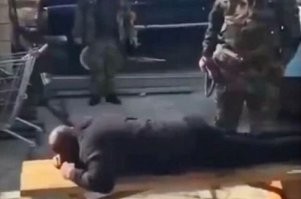 Первое фото 2021 год. Ряженый казак бьёт стонущего мужчину нагайкой. Видео из села Юровка под Анапой, напомнившее многим зрителям о средневековых нравах - Бастрыкин не возбудился на побои средней тяжести - традиции.

Второе фото - 2018 год.

В каком юридическом поле живут данные клоуны??