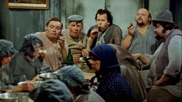 "Кроме старух, за столом сидели Исидор Яковлевич, Афанасий Яковлевич, Кирилл Яковлевич, Олег Яковлевич и Паша Эмильевич. Ни возрастом, ни полом эти молодые люди не гармонировали с задачами социального обеспечения, зато четыре Яковлевича были юными братьями Альхена, а Паша Эмильевич – двоюродным племянником Александры Яковлевны."