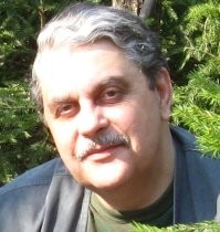 Я сейчас там, где с каждым мгновением всё ближе к будущему, а настоящее остаётся в прошлом (где родной дом, молодые мама, папа, брат), но иногда нестерпимо хочется побыть одному на берегу тёплого моря во время заката, послушать шум волн, почувствовать свежесть лёгкого дуновения морского запаха, забыть о времени, всех ПРОБЛЕМАХ и смотреть, смотреть на уходящую в бесконечную даль горизонта дорожку отраженных лучиков света, над которыми бы улететь туда, где встречается СОЛНЦЕ, МОРЕ и НЕБО! Возможно, там и есть страна детства?