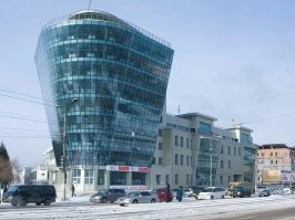 Я так понимаю, уделённость от Улан-Удэ позволяет вам постить необъективную информацию? Этот дом в историческом центре города, признан ОКН, но там живут обычные люди и ремонтировать его не могут без госкультэкспертизы, а у города денег нет. А переселятся люди из центра не хотят). Вот и мучаются. И таких домов там полно. Пошли по пути Иркутска, вот только у Иркутска деньги на ремонт нашли, а в У-У нет. Так что посыл твой верен, только дом не тот. В У-У реально есть гнилые деревянные бараки, которые ещё пленные япы строили, вот там трэш. А нижний дом местные называют "унитаз". Если ракурс сменить - очень похоже))