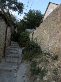 В любом, даже самом "изумрудном" городе будет места, которые похожи на декорации фильма ужасов. И этом очень любят манипулировать массмедиа. 

На сама деле, объективная информация всегда субъективна. Я бы ни за какие коврижки не променял свою развалюху возле моря на самый чудесный дом в Норильске. Мало того, я бы не поменял локацию в своём городе. Поэтому в 2х кварталах от меня 2 барака никак расселить не могут с 16 года. [фото уже скидывал, сейчас искать лень)]. 

Хотя, в целом, Севастополь один из самых "опрятных" городов России. Проблемные места в основном на "северной" и на "Горпухе" (да простит меня Павел Филиппович за фамильярность)). А что по поводу частного сектора - так у нас есть такой район - "Бомборы". Это исторически трущобы. Так там даже дорог нет) Такие вот местные "фавеллы". И живут люди! Впрочем, убитые частные дома и в историческом центре в достаточном количестве, только в моём квартале 2-е развалюхи и один брошенный недострой.