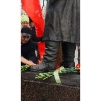 С сапогами, скульптор явно перемудрил. Мы такие голенища в армии, на втором году службы  делали. Но что-то я сомневаюсь, что Сталин стал бы заниматься подобной фигнёй, да и не поняли бы его. Сапогом с таким голенищем, самовар удобно раздувать.