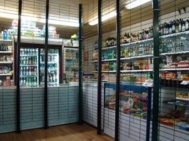 ПВЗ надо оборудовать решётками и поликарбонатными листами, с механическим шлюзом для выдачи товара. Фактически, оператора надо защищать как в обменниках. И разумеется камерами наблюдения оснастить ПВЗ.  Вот приходит такое <span style='color:gray'>[мат]</span> и начинает скандалить.. что маленькая девочка может сделать в обычной ситуации?  А так, блокировала выходные двери, нажала тревожную кнопку - сиди жди, когда наряд приедет, и на основании видеозаписи, тебя на 15 суток определят в обезьянник. А потом ещё  и заставят выплатить за ущерб, будь то физически или моральный.  
Глядишь, люди потише станут, когда начнут осознавать ответственность. У нас просто правительство очень мягок к женщинам относится, хоть вроде как равноправие и есть такие бабы. которых неплохо бы как минимум на принудительное  лечение отправить, пока они беды не утворили большой.