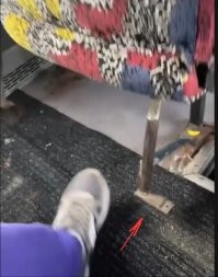 А никого не смутило , что у него задние ножки сиденья , не закреплены ?