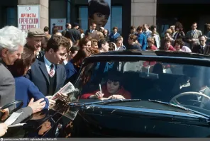 Мирей Матье раздает автографы перед театром «Эстрады»
1967.
"Французская певица Мирей Матье выступает в театре Эстрады, в двух шагах от Кремля, в рамках гастролей артистов Олимпии, организованных Бруно Кокатриксом в Советском Союзе, Чехословакии и Польше. Восемь московских представлений распроданы. Мирей Матье, в черной машине «Чайка», раздает автографы публике перед театром «Эстрады»."
Автор:Patrice Habans.