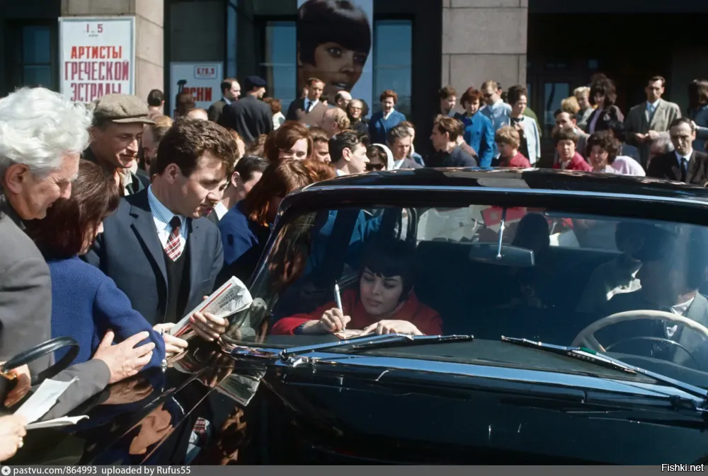 Мирей Матье раздает автографы перед театром «Эстрады»
1967.
"Французская певица Мирей Матье выступает в театре Эстрады, в двух шагах от Кремля, в рамках гастролей артистов Олимпии, организованных Бруно Кокатриксом в Советском Союзе, Чехословакии и Польше. Восемь московских представлений распроданы. Мирей Матье, в черной машине «Чайка», раздает автографы публике перед театром «Эстрады»."
Автор:Patrice Habans.