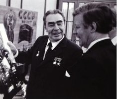 Интересная фотография, Л.И.Брежнев показывает канцлеру ФРГ Гельмуту Шмидту свою фотографию на Параде Победы 1945 года. По свидетельству личного фотографа генсека Владимира Мусаэльяна, при этом произошёл такой разговор. Леонид Ильич сказал:
  Смотри, Гельмут, какой я молодой на Параде Победы!
Шмидт помолчал и спросил:
  А на каком фронте вы воевали, господин Брежнев?
  На 4-м Украинском!
  Это хорошо. Я был на другом. Значит, мы с вами не стреляли друг в друга…