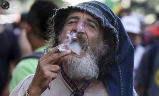 "Теперь плоды его трудов оценивают полицейские и суд" - звучит двояко...