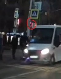 Маршрутчик завершал проезд перекрестка
а долбень 2 нарушения, поехал на запрещающий сигнал и не спешился