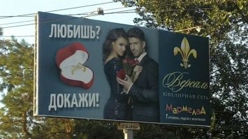 Ювелирка в целом переоценена. Уже не стоит столько золото, серебро и камни, столько сколько они стоили в средние века (с поправкой на общий уровень жизни и инфляции), и не являются такой уж редкостью.  Тем более ранее, ювелирные украшения делал мастер,  и можно было сказать - "такое только у меня и Шаха-падишаха", а сейчас большая часть изготавливается промышленным методом. И да, настоящие украшения и камни, стоят колоссальных денег, из-за их раритетности, или старины, или действительно ручного труда очень одарённого мастера.
Но, в нас сильна память предков,  многие любят обвешать себя безделушками - излучая в пространство своё богатство и благополучие (реальные или мнимые).. Благо, с развитием имплантов, хоть золотые зубы тали реже вставлять :)  Ну, и вот на этих аспектах зарабатывают продавцы украшений, которые щедро вкидываются в рекламу,  подначивая потребителя обезьянничать и "доказывать" кому-то своё благополучие...  Типо, "обручальное кольцо должно стоить минимум 3 зарплаты иначе это не обручальное кольцо, а ты - не мужчина"
И на многих это действует,  не только на девушек, которые по понятным причинам любят выглядеть "дорага-багато", я знаю сверстников, которые приходят на деловые встречи, напялив золотую печатку на палец, вместо того чтоб купить себе современный стильный деловой костюм, а не тот в котором они диплом в институте защищали.. выглядит конечно как человек с айфоном в троллейбусе. Но, каждый решает для себя сам, на что потратить свои деньги.