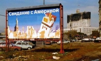 13 зарплата это считай как премия, если предприятие работает и получает большую прибыль, оно может себе позволить поощрить трудящихся.  Такое возможно при плановой экономике,  в реалиях рыночной экономики, бизнесмен владеющий предприятием аккумулирует сверх прибыль себе в карман. Или не аккумулирует, если её нет, платит столько чтоб люди не разбежались, или поощряет только те кадры, которые считает ключевыми.
Обязать всех платить 13 ЗП..  ну так,  в большинстве случаев всем просто урежут премии и ЗП за 12 месяцев,  на 7-13%,  чтоб положить  эти бабки в долларах на депозит и с них выдать 13-ую зарплату, так что от перестановки слагаемых, сумма не меняется, но с поправкой на инфляцию, опять таки пострадают работники.
Я бы по закону обязал организации и бизнесы, получающие сверх доходы, платить 13-ую ЗП,  исходя из прибыли, до вычета трат на собственное потребление.  Потому что  любой бизнесмен, предвидя прибыль - просто купит на организацию  автомобиль,  или мебель, или новое помещение - по документам налоговых деклараций выйдет в ноль к концу года, чтоб снизить налоговую нагрузку.
Но и тут, тонкий момент, бизнес должен расти и развиваться,  нельзя вот так вот указом 13-ую ЗП ввести, если организации действительно нужен новый автомобиль  для логистики, новый склад, или банально обновить мебель или парк вычислительной техники.. не будет развития, а капитал должен постоянно прирастать.  И контролировать из вне:  что надо, а что не надо с точки зрения  отдельно взятого бизнеса невозможно.  Поэтому 13 ЗП, это исключительно на усмотрение работодателя... ну либо нам нужна другая экономическая модель, которая (о ужас) была при Союзе.
Я вот в бизнесе работаю,  у меня нет 13-ой ЗП,  у меня сдельная оплата,  я могу за 1 квартал столько заработать, что потом целый год в отпуске сидеть, если захочу.. и мне выгоднее сразу получить бабки за свой труд, а не ждать конца года. 
Так что при нынешней экономике, 13 ЗП можно ввести только на уровне гос предприятий, где можно регулировать траты, где есть сверх прибыль (монополия государства), где возможно работать согласно ген плану..  сюрприз-сюрприз, а это уже плановая экономика, которую все радостно сменили на сникерс и сигареты LM (свидание с Америкой).  Так что увы, суть капитализма такова - что кто-то зарабатывает, а кто-то нищает, либо выживает  на небольшой оклад.  Нельзя вот так вот взять и всем заплатить.. для этого мощная экономика нужна, которой у нас нет. Ибо каждый  холдинг, предприятие или производство работают на интересы собственного обогащения, отдельного олигарха, а не на обогащение страны в целом.. нельзя уже взять деньги из нефте-газовой промышленности и дотационным путём платить учителям и врачам  хорошие деньги, потому что какой-нибудь Усманов, не смоет купить себе новую яхту океанического класса..  а ему харкать на всех людишек,  и уж тем более на тех кто не приносит ему прибыль и работает в социальной сфере или на других производствах.. ему свои деньги ближе и роднее, чем еда для ваших детей и ваше желание купить себе квартиру или штаны. Он хозяин бизнеса, он  эти деньги потратит на себя и своих близких. 
Я конечно сумбурно написал, тут если в нюансы вдаваться- писанины на пять научных работ, но кто мозг имеет - суть уловит, откуда деньги берутся и как происходит распределение благ в том или ином строе.