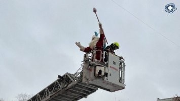 Они сделали это!!! Десант Дедов Морозов и Снегурочек побывал в Детском центре ГКБ им. М.П. Кончаловского.

Волшебники заглянули в окна больничных палат, порадовали мальчишек и девчонок хлопушками и самыми наилучшими пожеланиями - скорейшего выздоровления.

Этой доброй акции уже несколько лет, но в нашем детском стационаре Новогодний десант впервые. В прошлом году по техническим причинам высадиться на крыше нашего Детского центра Дедам Морозам и Снегурочкам не удалось. Но благодаря работникам Пожарно-спасательного центра Москвы теперь все получилось.

  Огромное спасибо за особое праздничное настроение, подаренное всем нашим юным пациентам и сотрудникам!